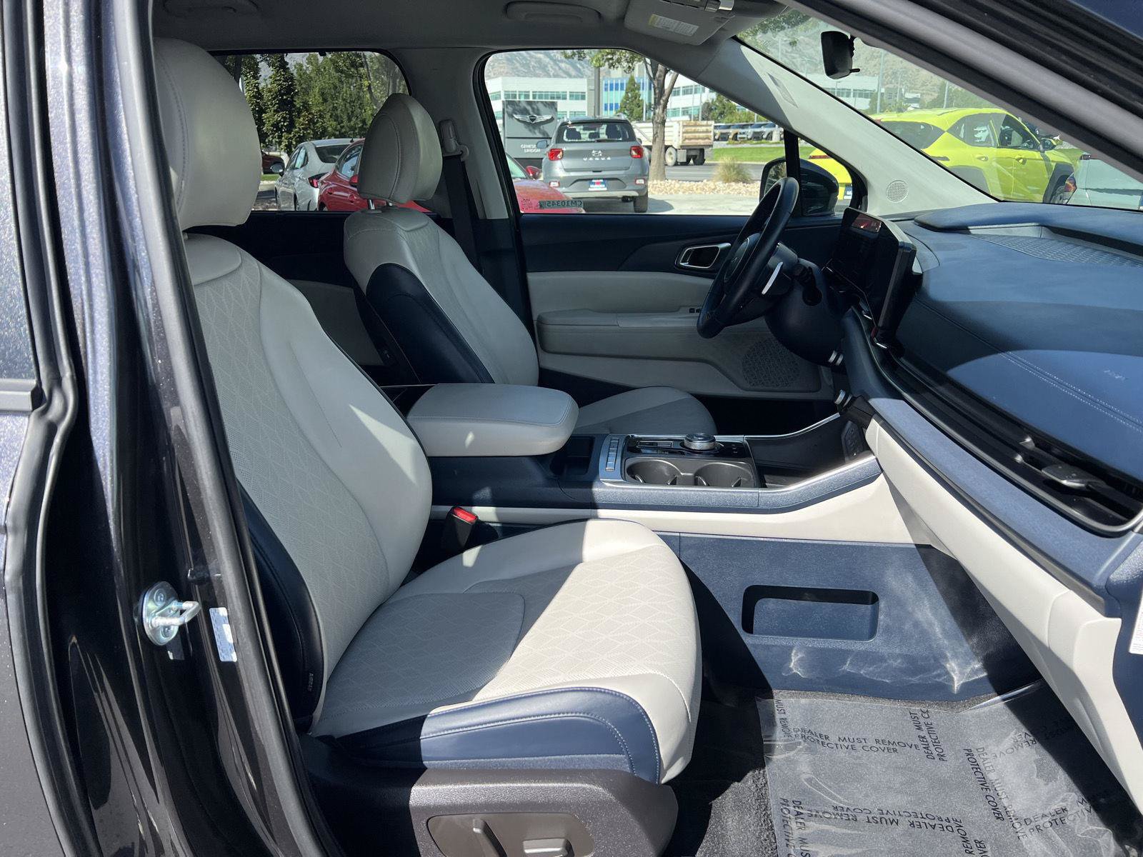 Used 2026 Kia Carnival EX FWD image 4