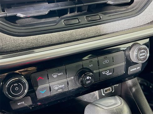 Used 2024 Jeep Compass Latitude image 15