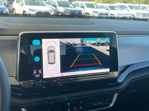 Used 2025 Volkswagen Atlas Cross Sport SE image 17