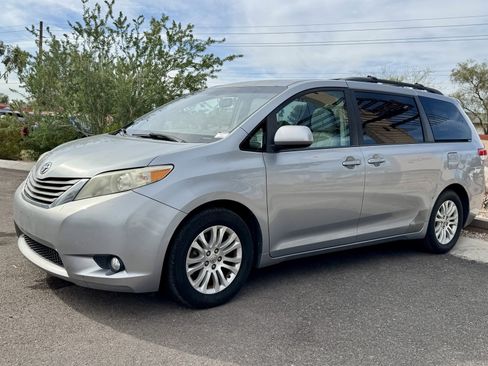Used 2013 Toyota Sienna XLE image 7