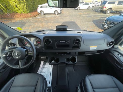 Used 2025 Mercedes-Benz Sprinter 2500 image 9