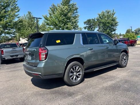 Used 2024 Chevrolet Suburban LT w/ Luxury Package AWD/4WD image 6