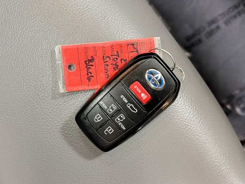 Certified 2022 Toyota Sienna XLE FWD image 32