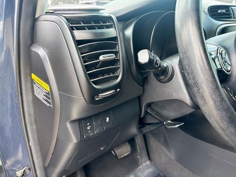 Used 2016 Kia Soul + image 10