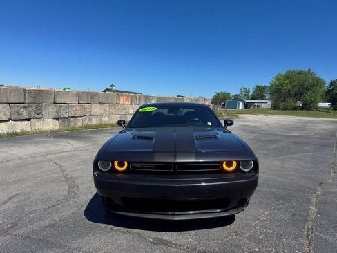 Used 2018 Dodge Challenger SXT image 8