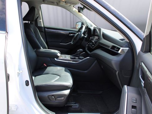 Used 2023 Toyota Highlander Limited FWD image 14