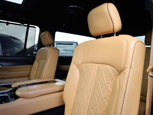 Used 2025 Jeep Grand Wagoneer Series III w/ Rear Seat Video Group 1 AWD/4WD image 17