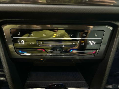 Used 2024 Volkswagen Tiguan SE image 19