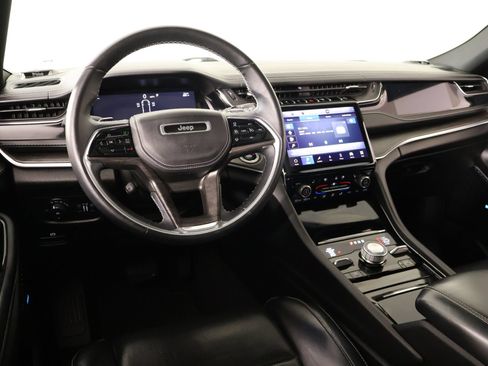 Used 2022 Jeep Grand Cherokee Overland w/ Luxury Tech Group IV AWD/4WD image 2