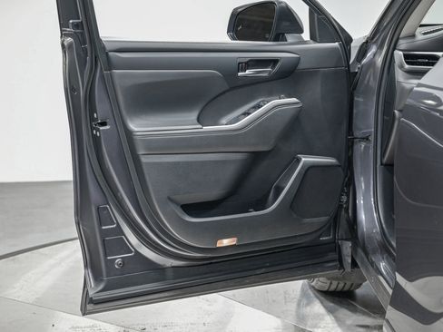 Used 2021 Toyota Highlander XLE image 12