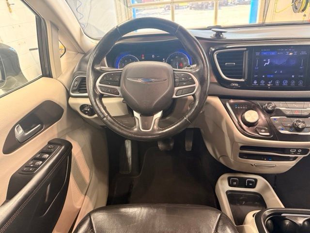 Used 2017 Chrysler Pacifica Touring-L Plus w/ Tire & Wheel Group FWD image 18