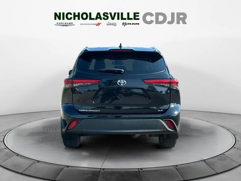Used 2023 Toyota Highlander XLE FWD image 4