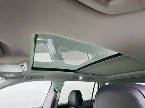 Used 2022 Volkswagen Tiguan SE w/ Panoramic Sunroof Package image 26