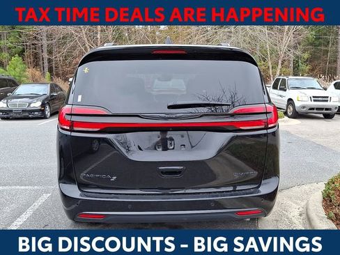 Used 2025 Chrysler Pacifica Limited image 6