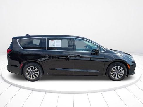 Used 2024 Chrysler Pacifica Limited FWD image 3