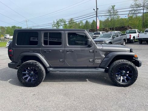 Used 2018 Jeep Wrangler Unlimited Sahara AWD/4WD image 8