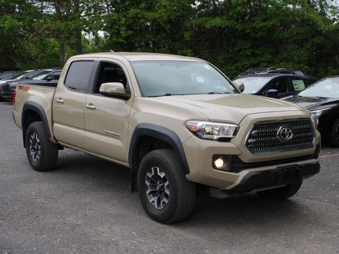 Used 2017 Toyota Tacoma TRD Off-Road w/ Tow Package (A/T) AWD/4WD image 3