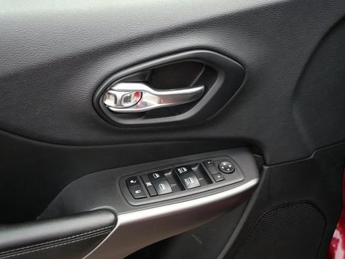 Used 2019 Jeep Cherokee Latitude Plus w/ Cold Weather Group FWD image 15