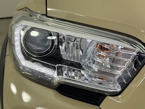 Used 2020 Toyota Tacoma TRD Off-Road AWD/4WD image 35