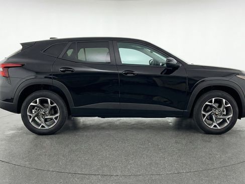 Used 2025 Chevrolet Trax LT FWD image 11