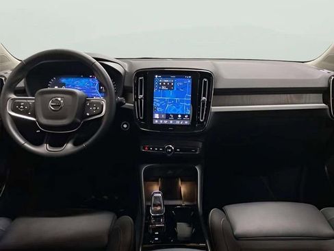 Used 2025 Volvo XC40 B5 Plus image 12