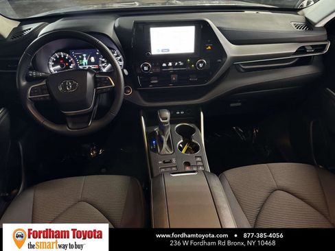 Used 2024 Toyota Highlander LE AWD/4WD image 12