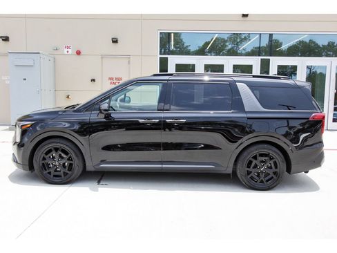 Used 2025 Kia Carnival SX w/ SX Dark Edition Package FWD image 9