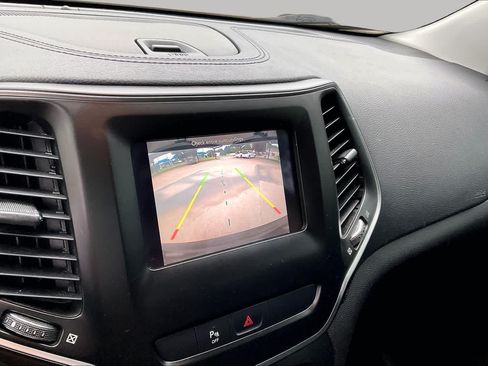 Used 2019 Jeep Cherokee Latitude Plus FWD image 26