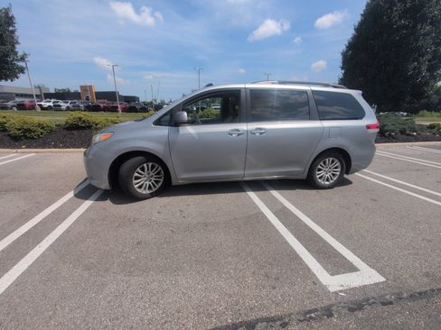 Used 2013 Toyota Sienna XLE w/ Entertainment Pkg FWD image 6
