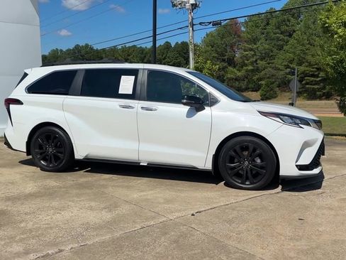 Used 2023 Toyota Sienna XSE FWD image 7