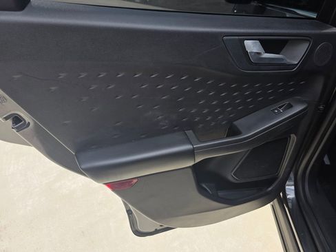 Used 2020 Ford Escape Titanium image 9