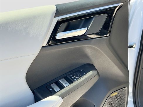 New 2025 Mitsubishi Outlander SE image 18