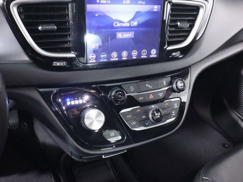 Used 2020 Chrysler Pacifica Touring-L w/ S Appearance Package image 13