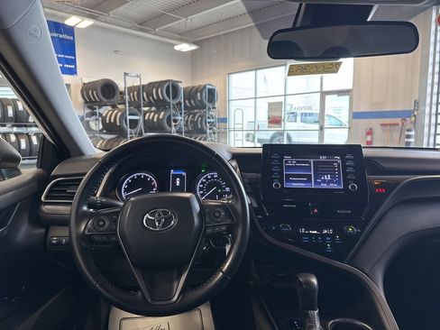 Used 2022 Toyota Camry SE image 10