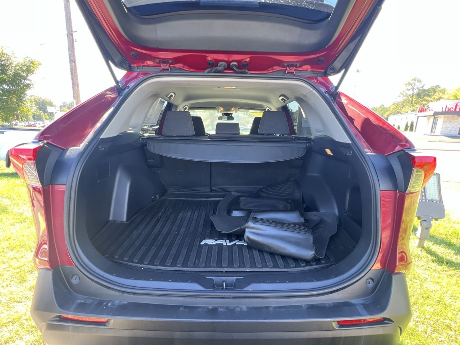 Used 2021 Toyota RAV4 LE AWD/4WD image 24