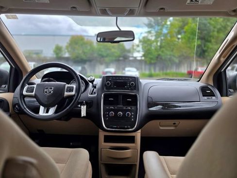 Used 2015 Dodge Grand Caravan American Value Package w/ UConnect Hands-Free Group FWD image 10