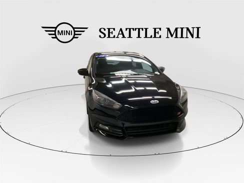 Used 2018 Ford Focus ST w/ Equipment Group 402A FWD image 3