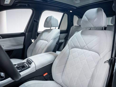 Used 2025 BMW X5 M60i w/ Climate Comfort Package image 34