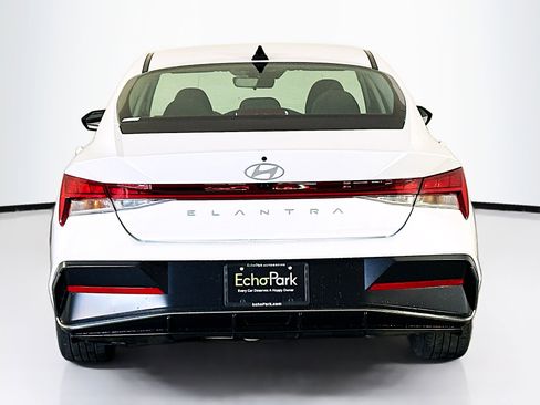 Used 2025 Hyundai Elantra SEL image 7