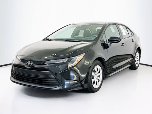 Used 2025 Toyota Corolla LE image 3