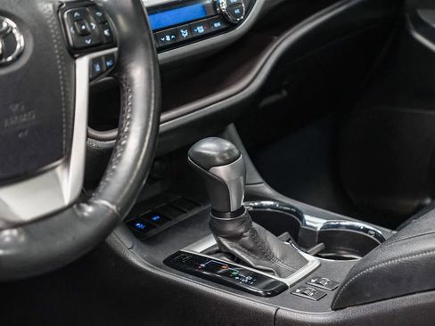 Used 2019 Toyota Highlander XLE image 24