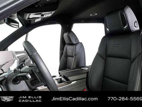 Used 2025 Cadillac Escalade Luxury image 5