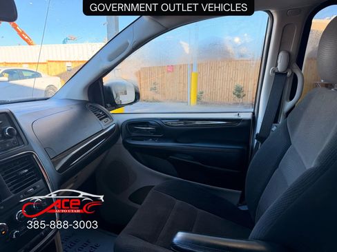 Used 2017 Dodge Grand Caravan SE w/ UConnect Hands-Free Group image 16