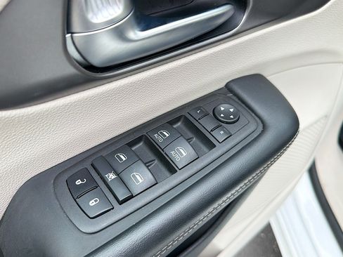 Used 2023 Chrysler Pacifica Touring-L FWD image 8