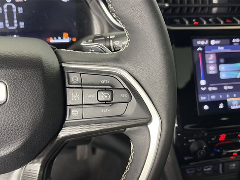 Used 2025 Jeep Grand Cherokee L Altitude image 32