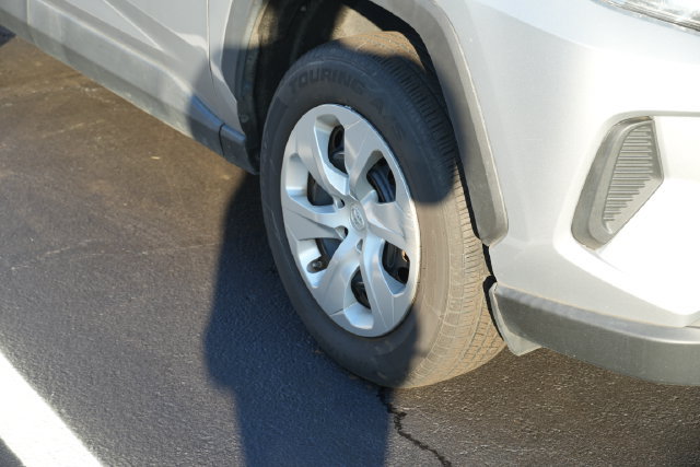 Used 2021 Toyota RAV4 LE FWD image 2
