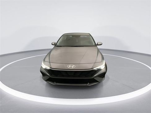 Used 2025 Hyundai Elantra SE w/ Cargo Package image 7