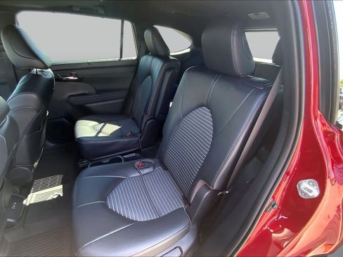 Used 2023 Toyota Highlander XSE FWD image 21