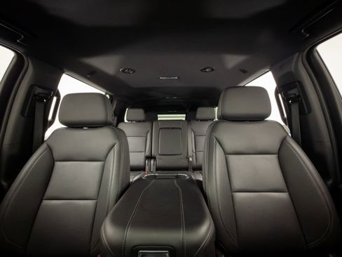 Used 2025 Chevrolet Suburban Z71 image 15