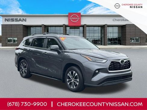 Used 2024 Toyota Highlander XLE FWD image 1